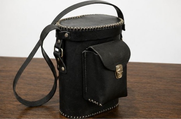 Matera de cuero negra con bolsillo y bandolera